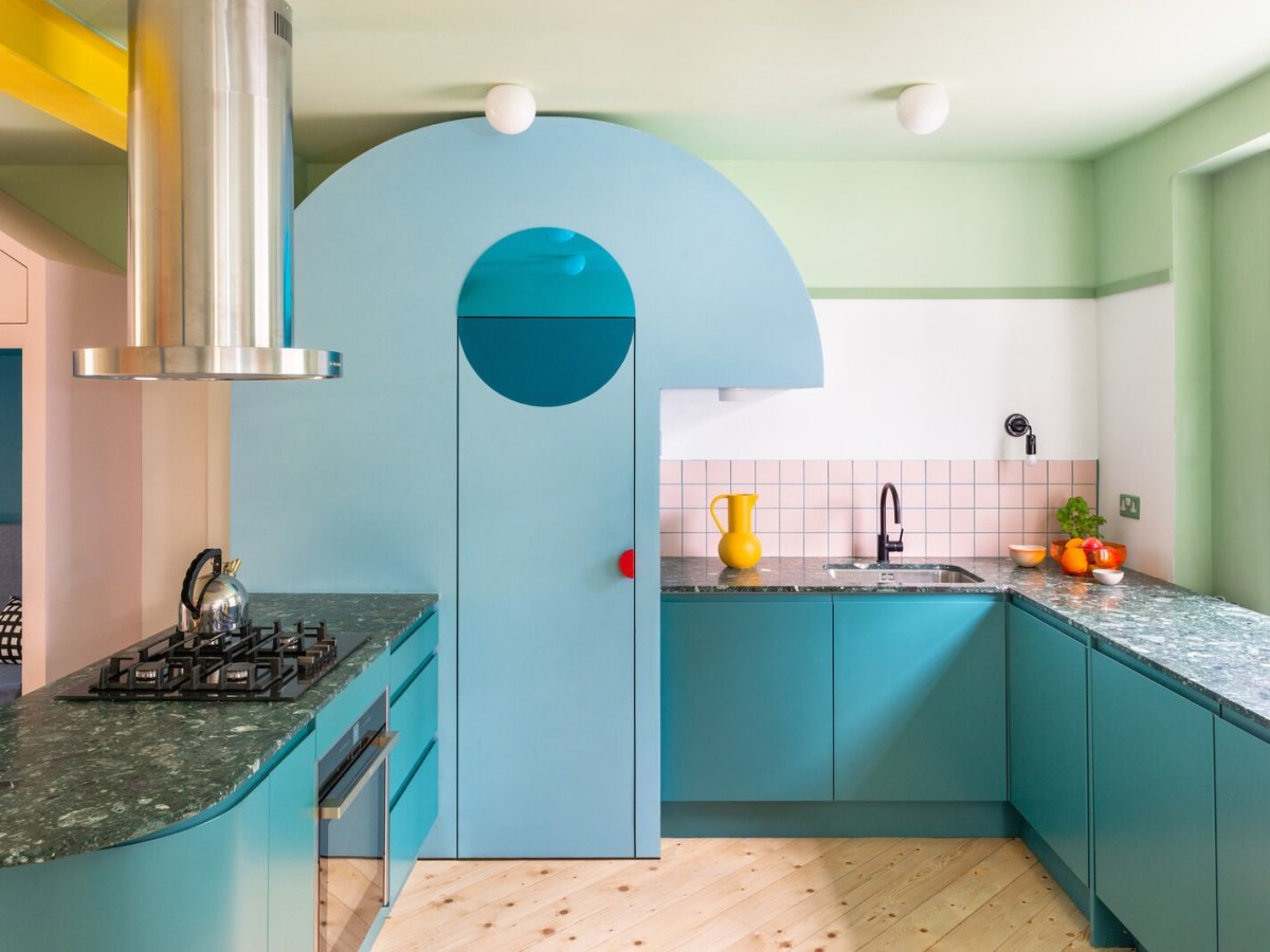 A Joyfully Vibrant Kitchen by Office S&M Echoes the Infamous Style of the Memphis&nbsp;Group